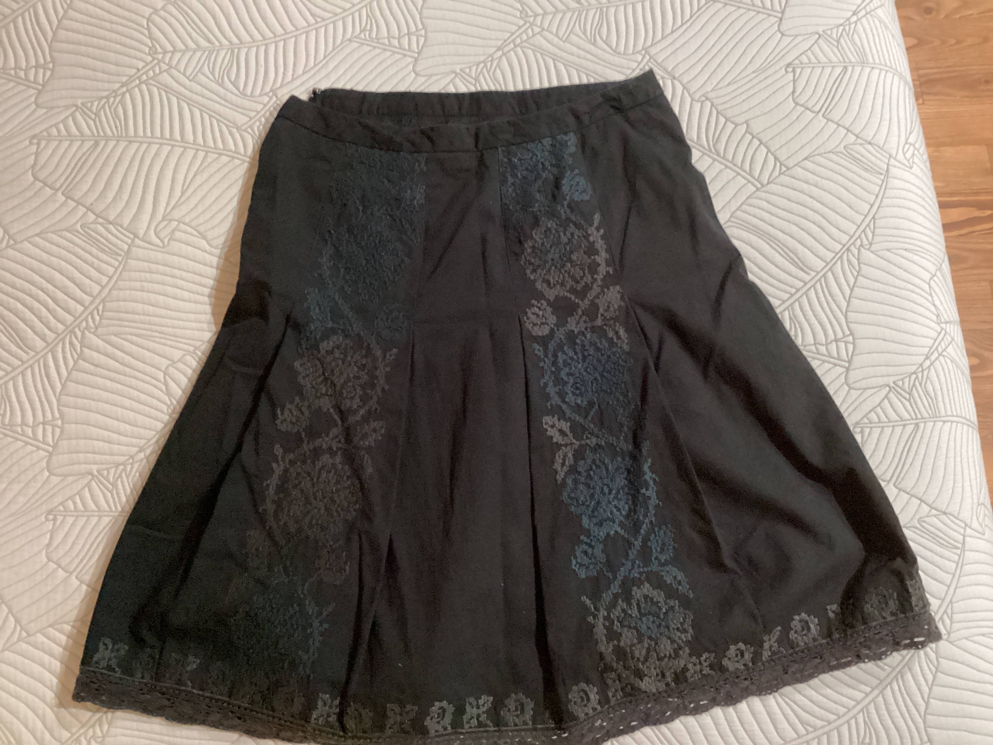 Jupe avec motifs floraux noirs - photo originale