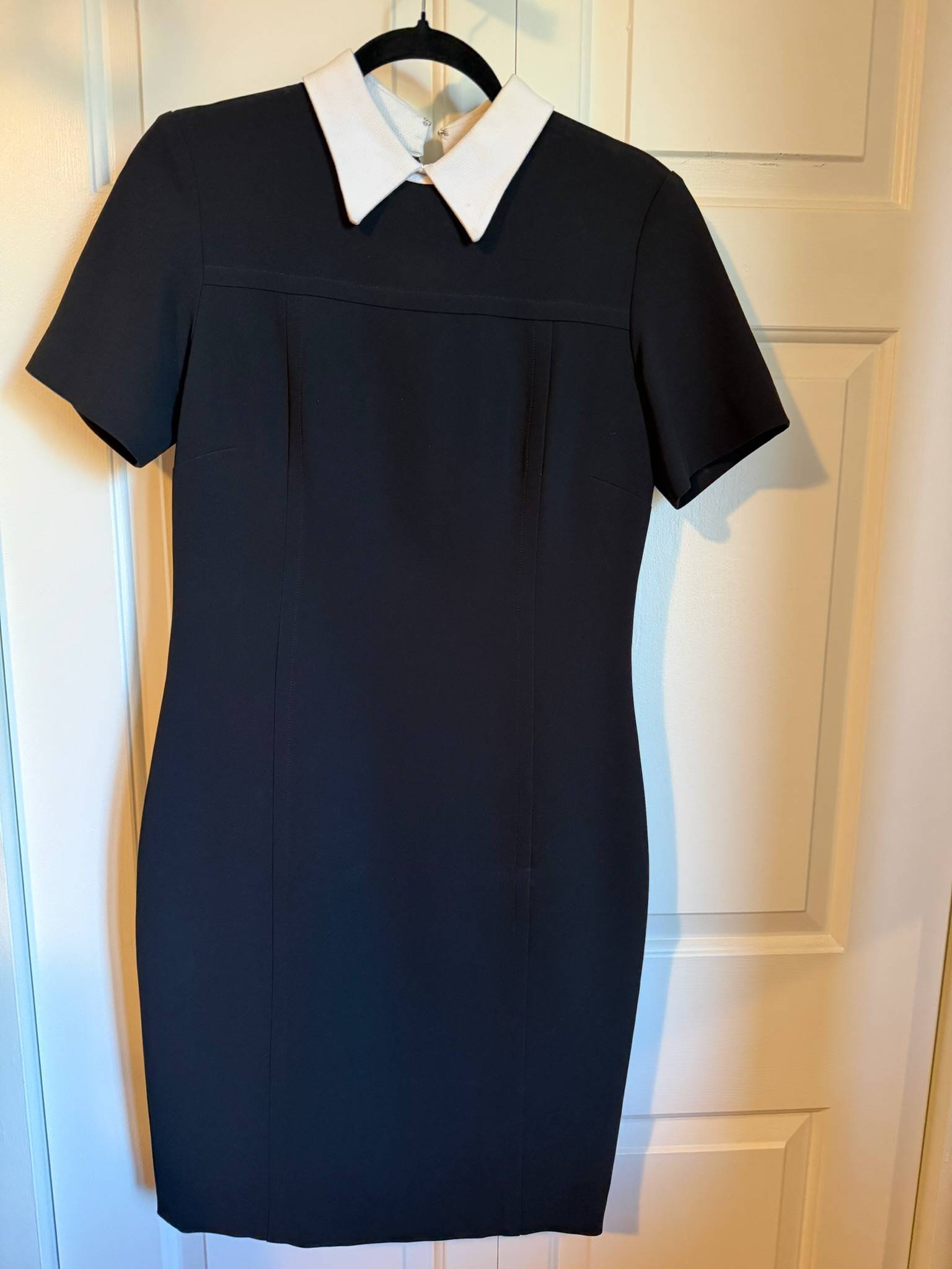 Robe noire à col blanc éditions de robes - photo originale