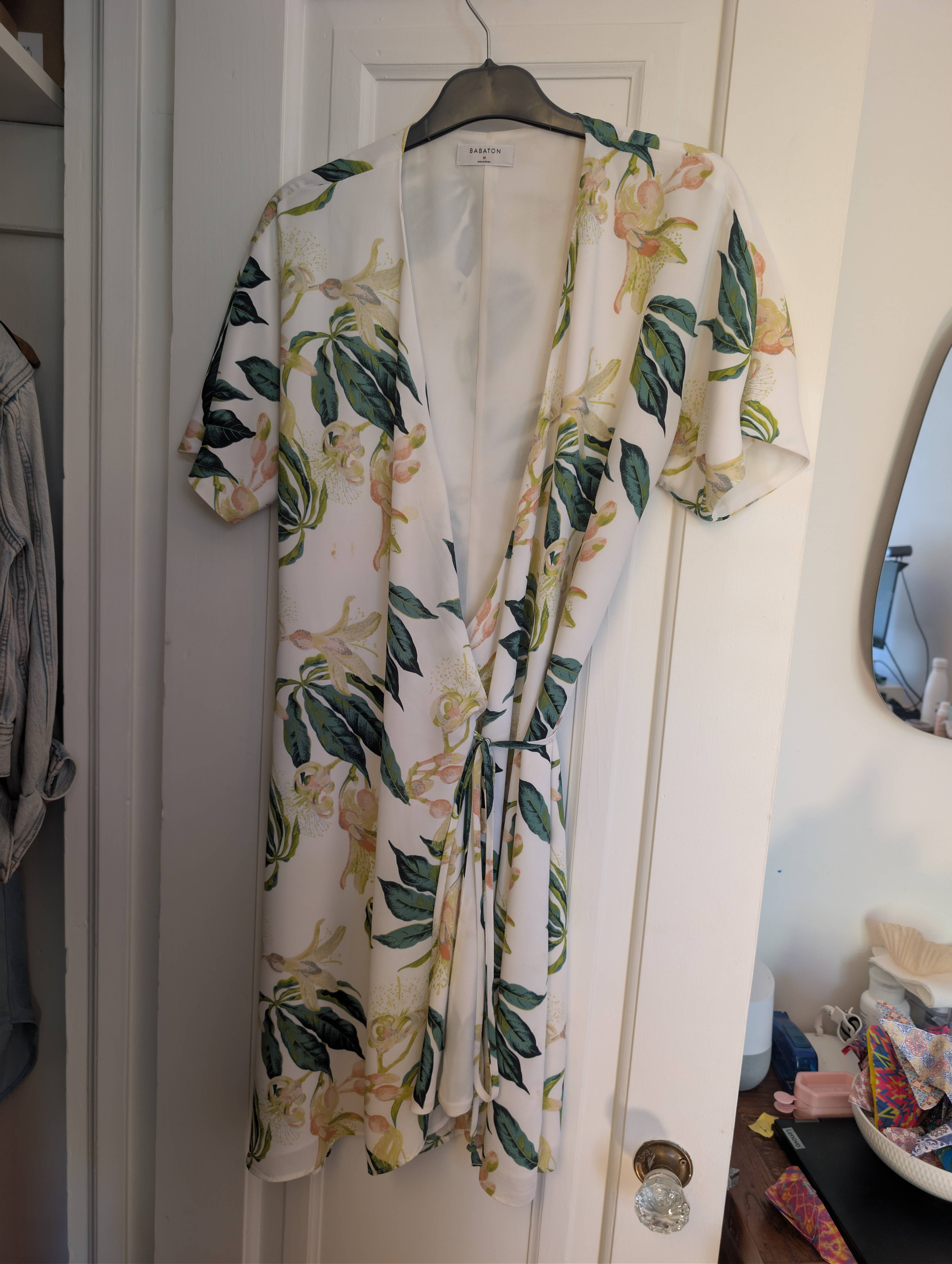 Robe à fleurs Babaton blanche avec motif de fleurs et de plantes - photo originale