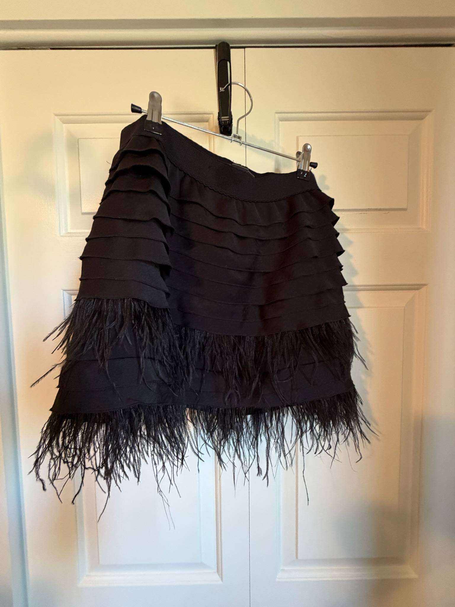 Jupe à plumes BCBGMAXAZRIA noire - photo originale
