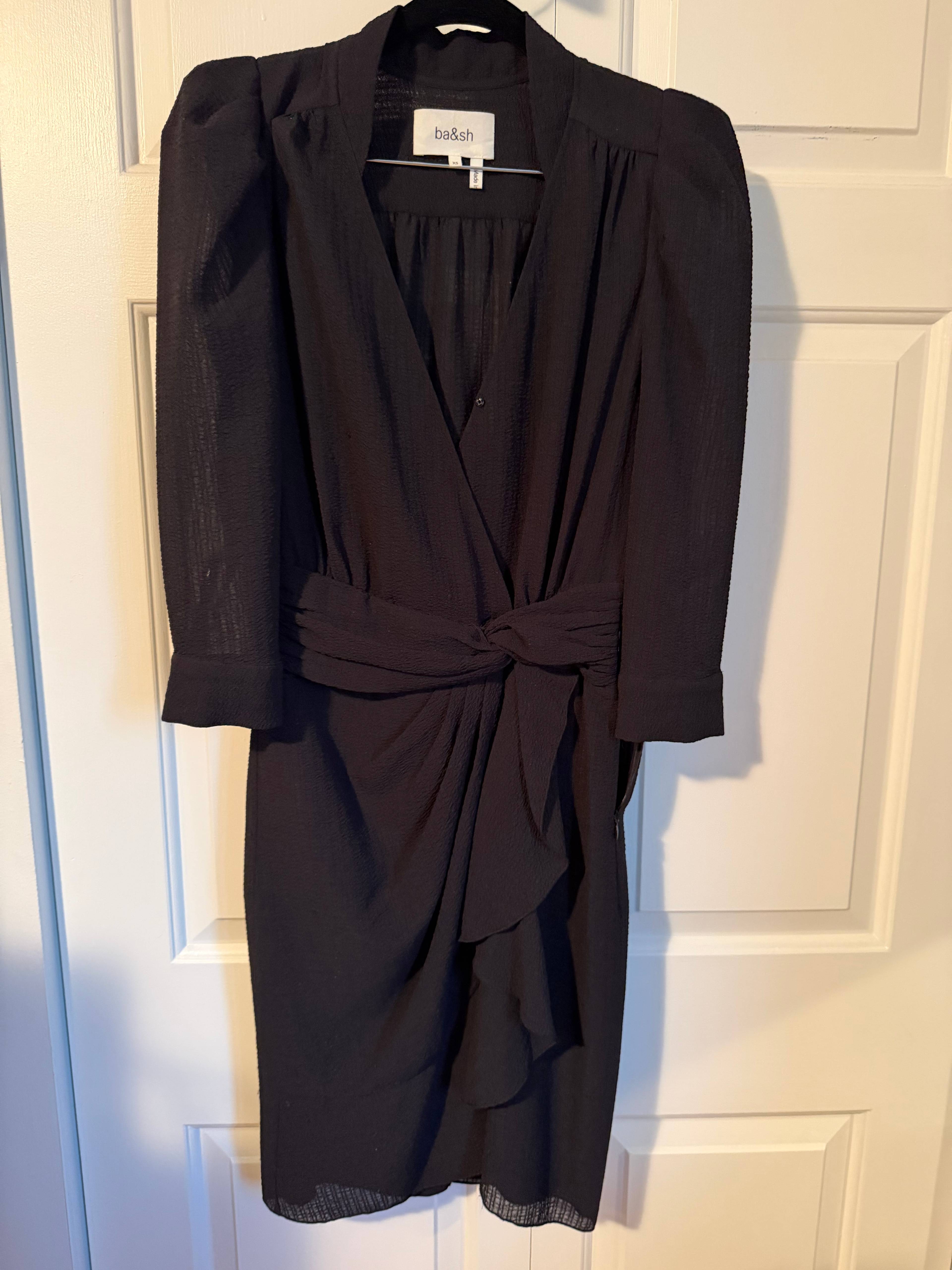 Robe ba&sh noire à ceinture - photo originale