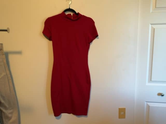 Robe rouge ajustée - photo originale