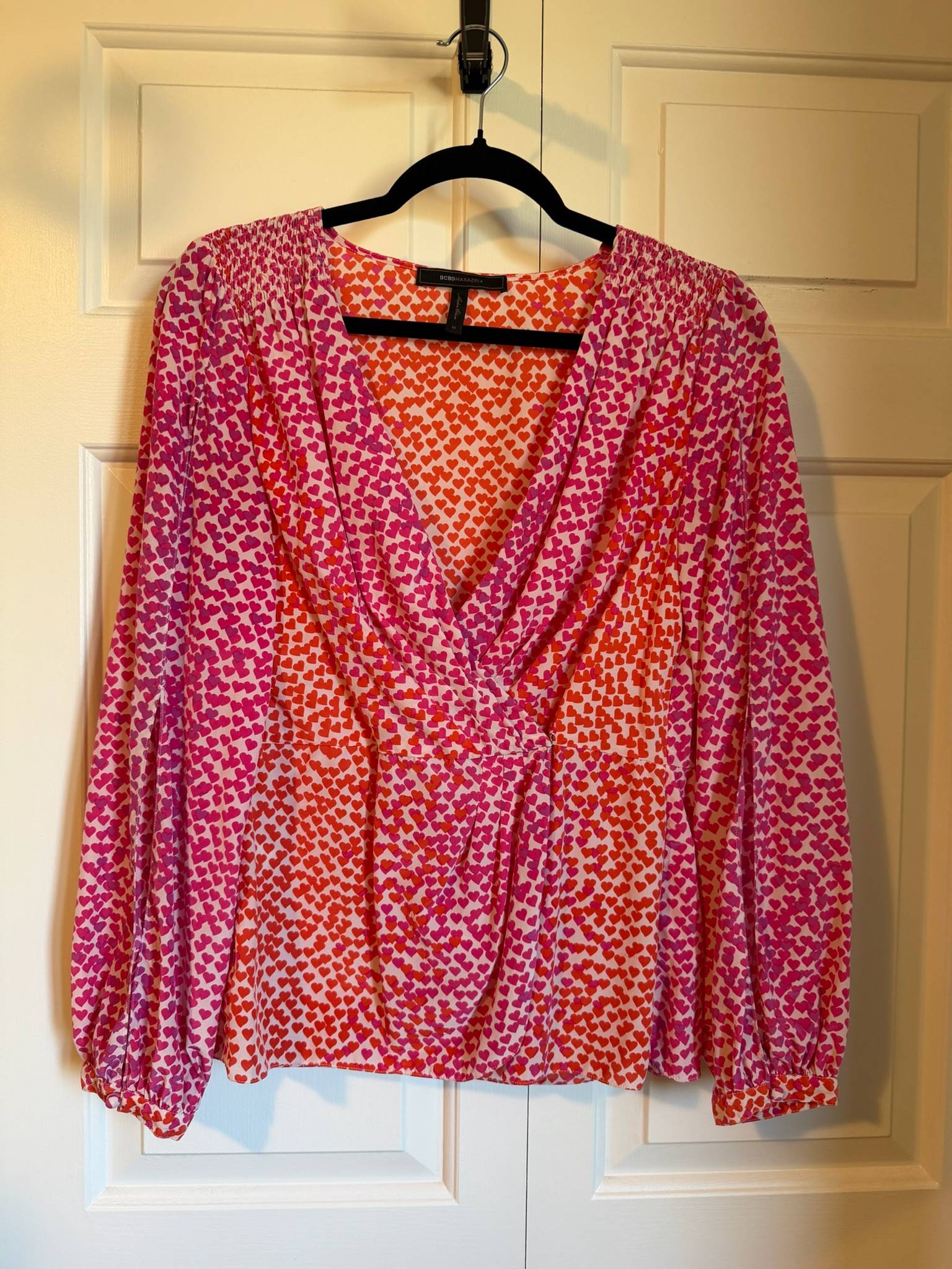 Blouse BCBGMAXAZRIA en soie rose à motifs - photo originale
