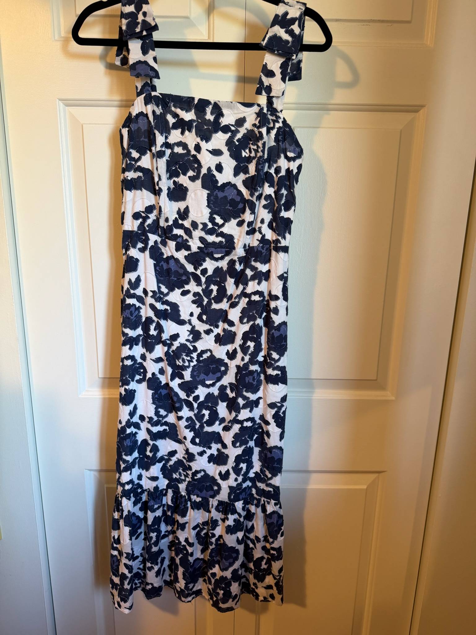 Robe fleurie Adelyn Rae blanche et bleue - photo originale