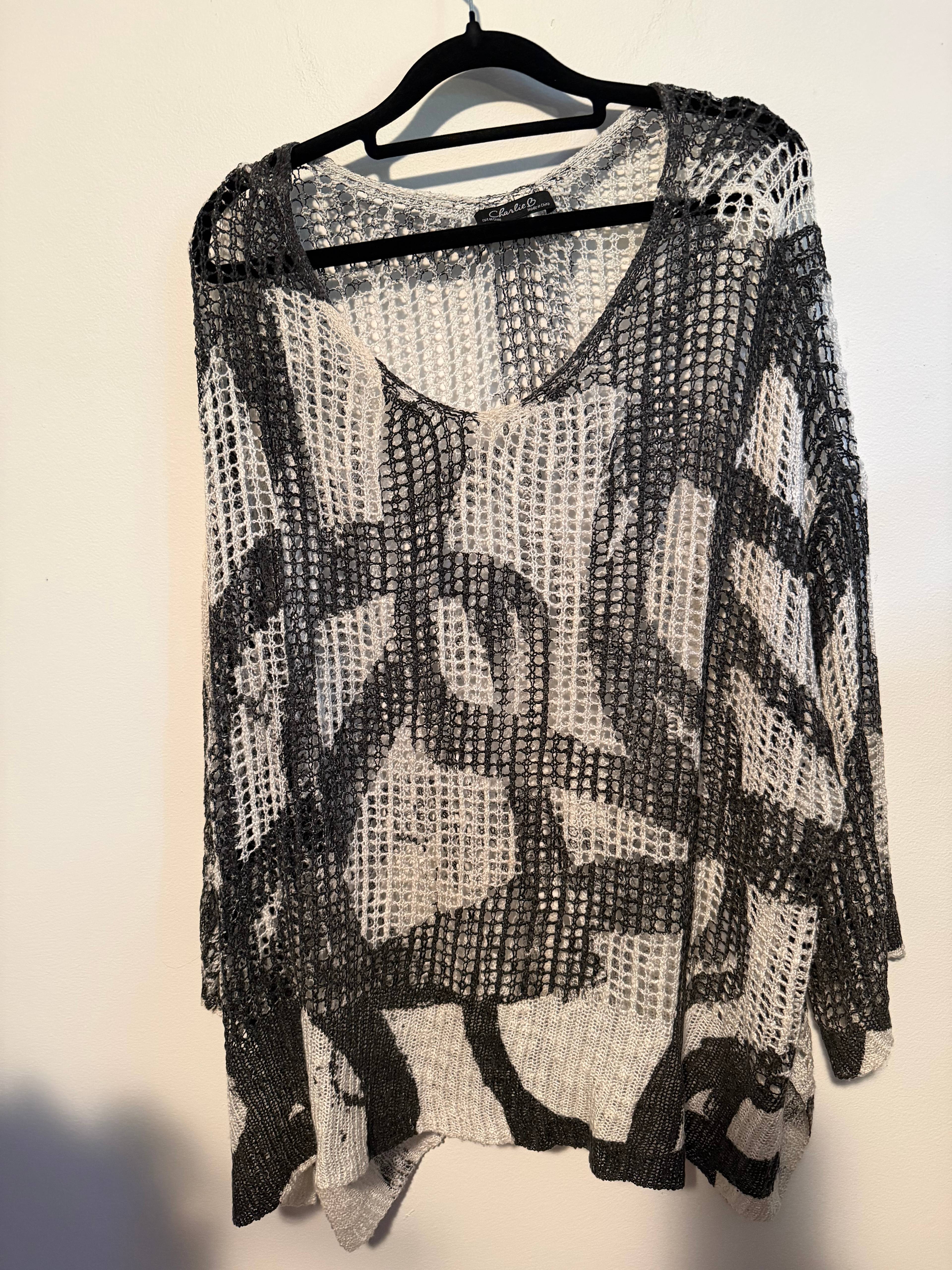 Pull filet Charlie B noir et blanc - photo originale