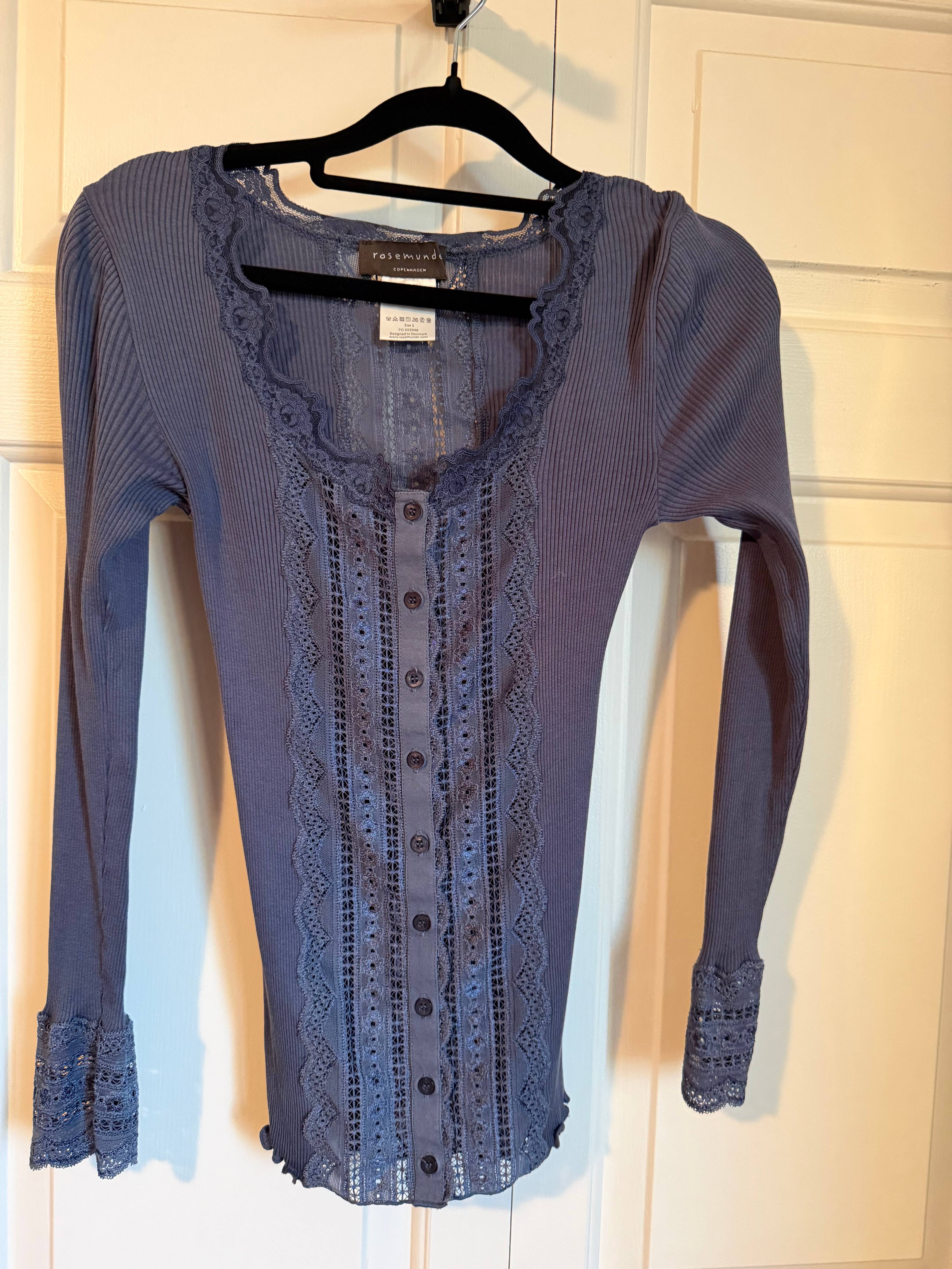 Cardigan en dentelle Rosemunde bleu - photo originale