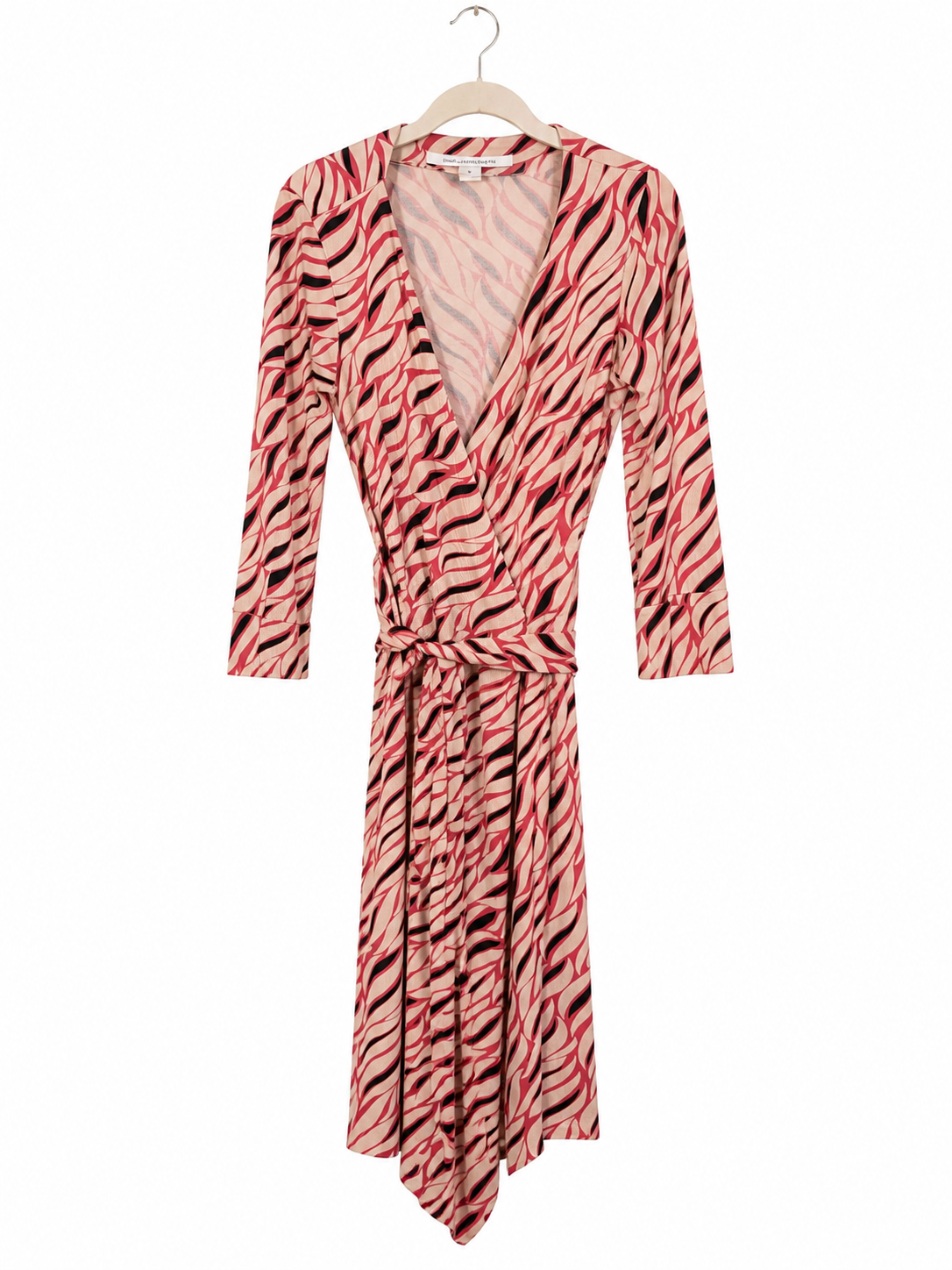 Robe cache-cœur imprimée Diane von Furstenberg - image générée par IA