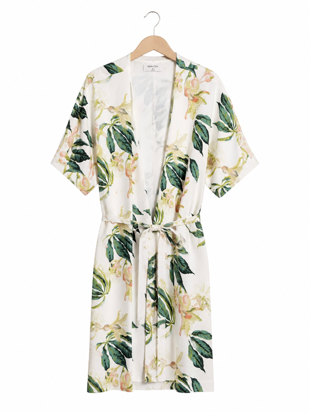 Robe à fleurs Babaton blanche avec motif de fleurs et de plantes - image générée par IA