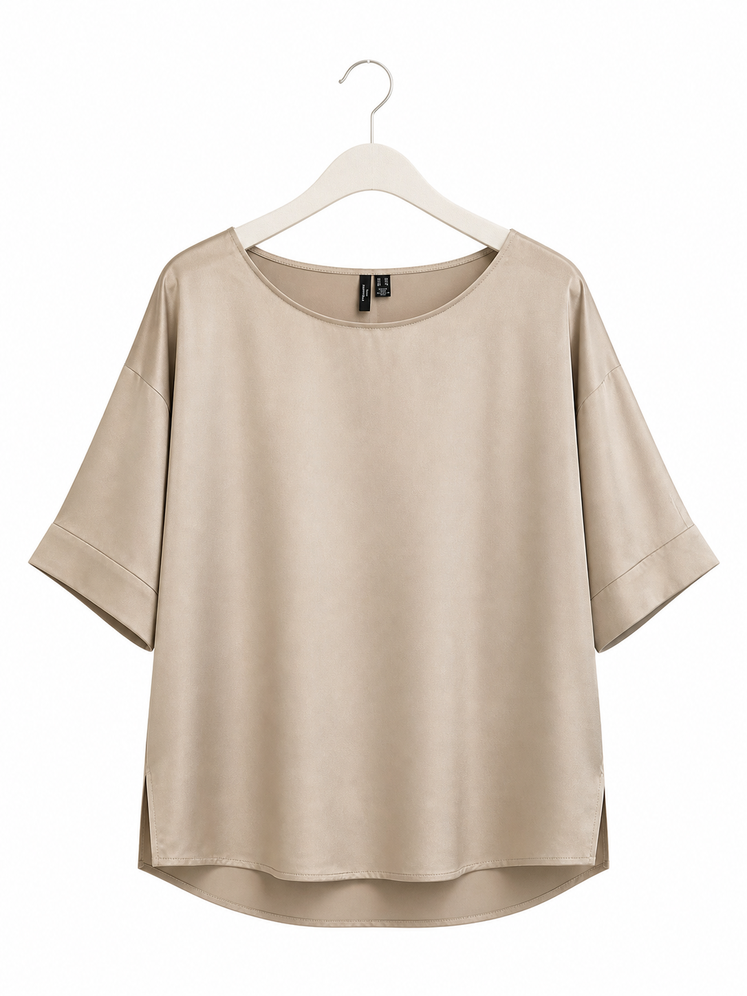 Haut ample beige - image générée par IA