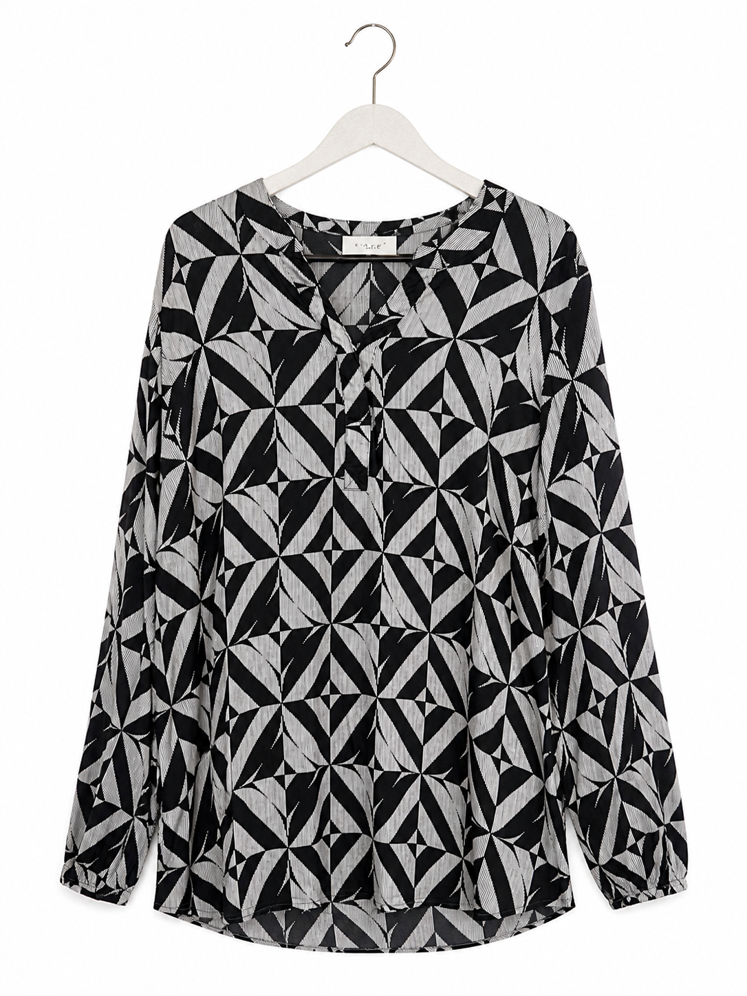 Blouse KAFFE graphique noire - image générée par IA