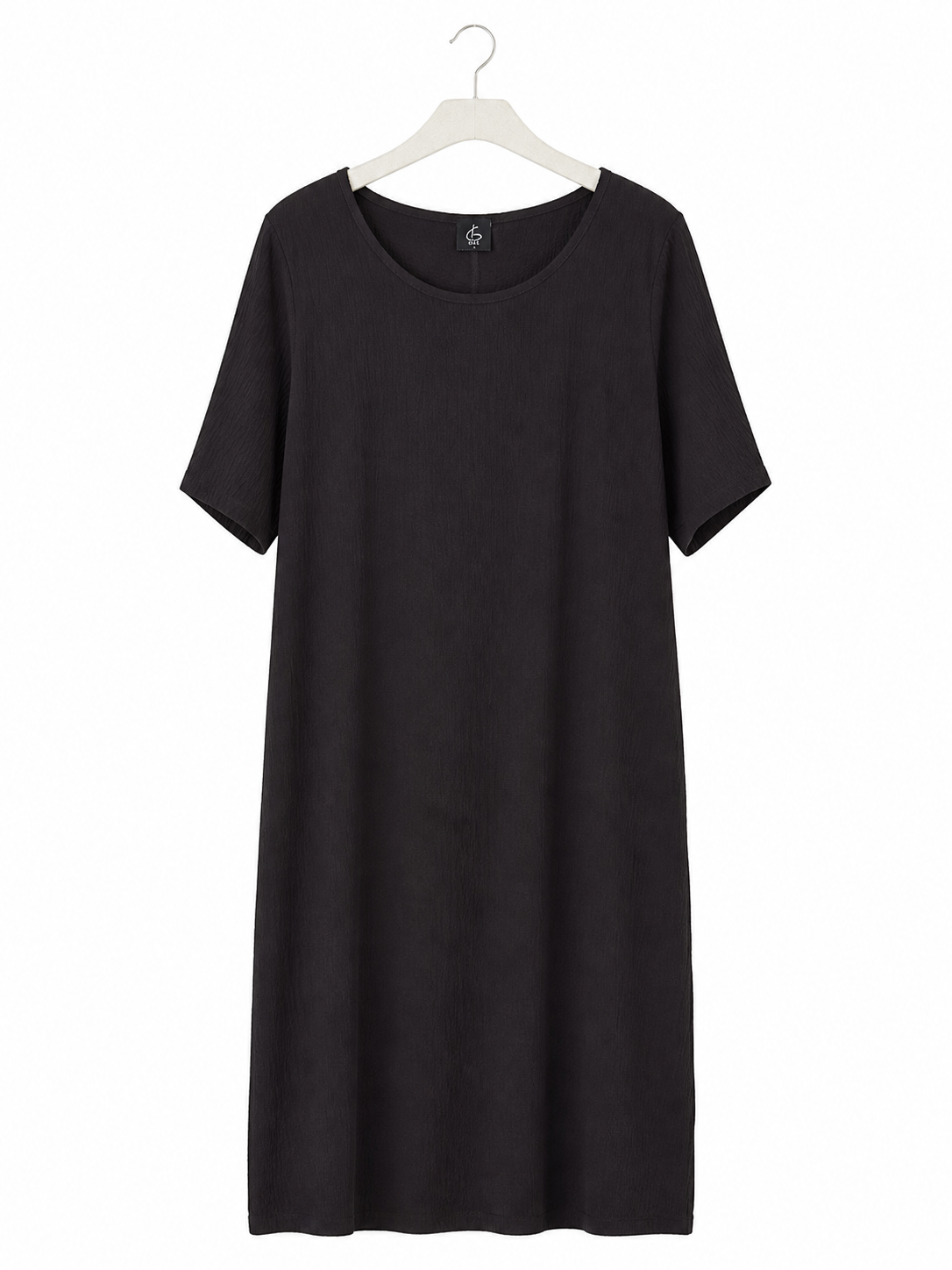 Robe longue g!ozé noire - image générée par IA
