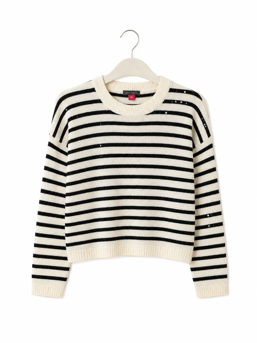 Pull rayé Vince Camuto blanc - image générée par IA