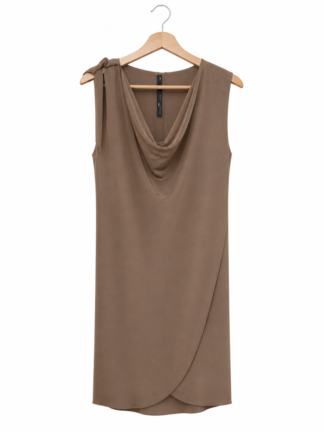 Robe drapée beige Melissa Nepton - image générée par IA