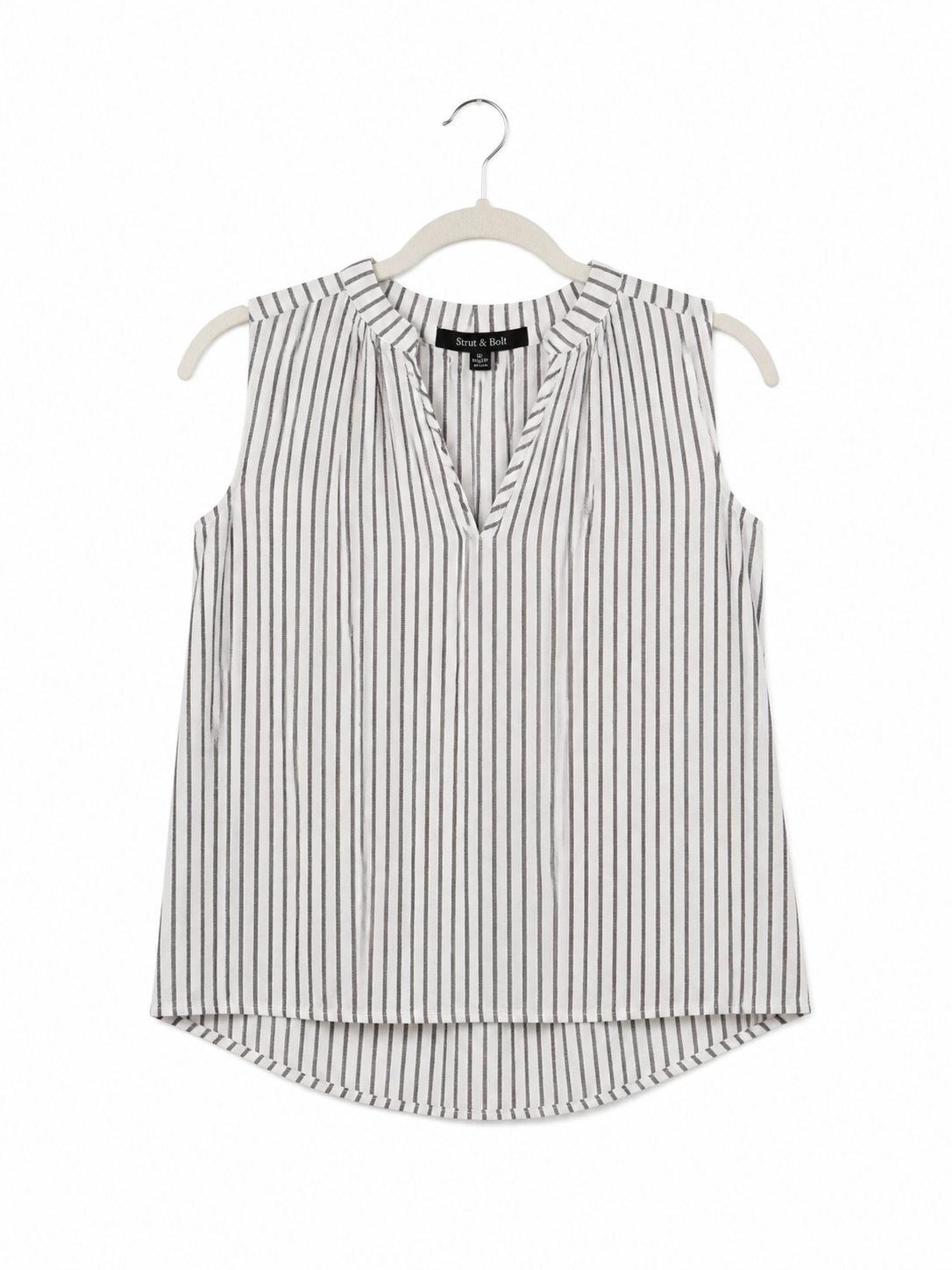 Top rayé Strut & Bolt blanc et noir - image générée par IA