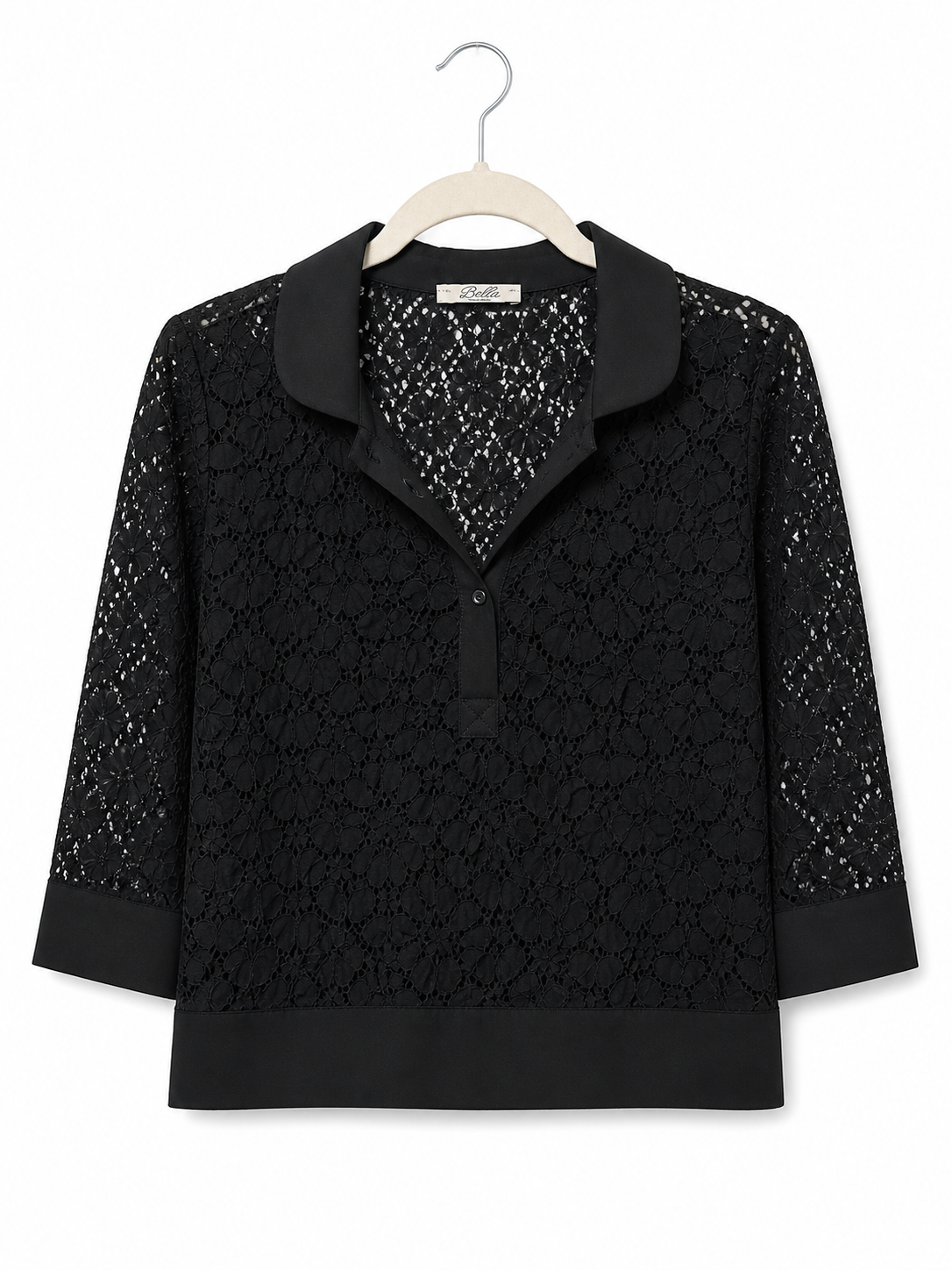 Blouse en dentelle noire Bella - image générée par IA
