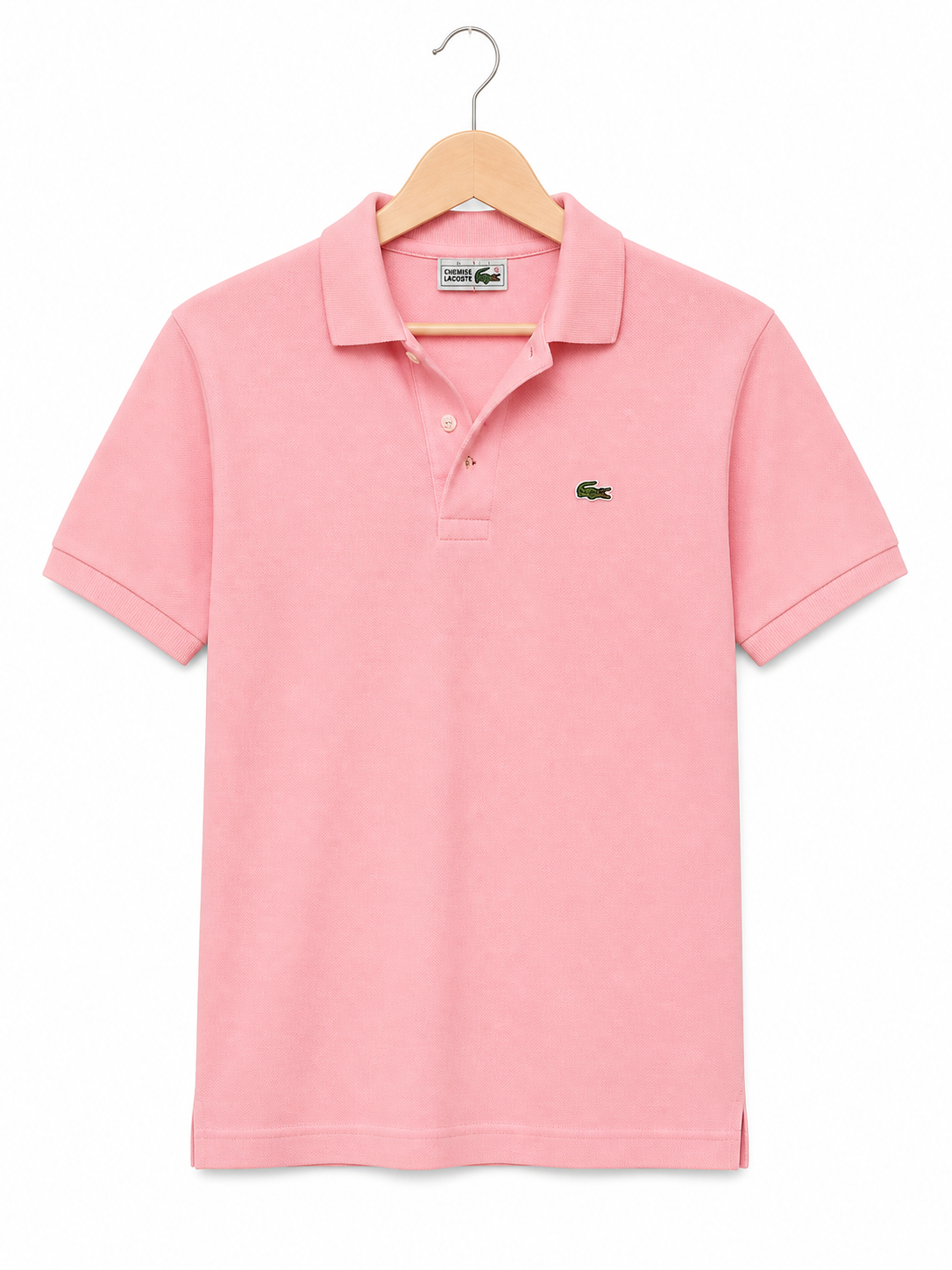 Polo Lacoste rose - image générée par IA