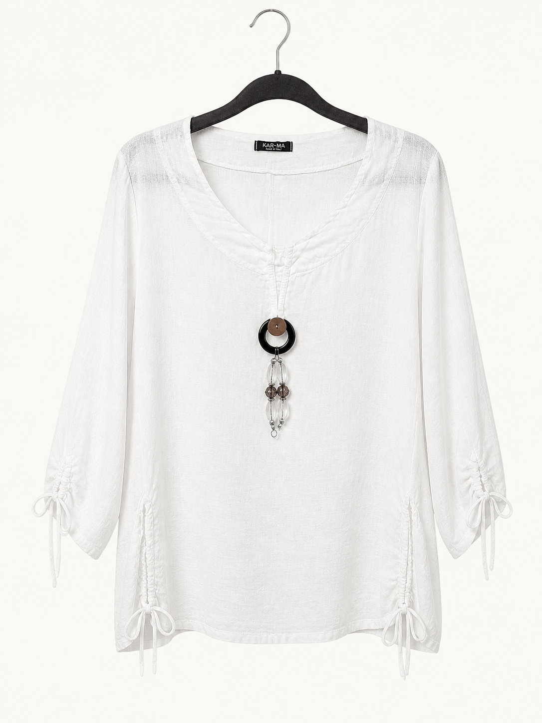 Blouse KAR-MA blanche - image générée par IA