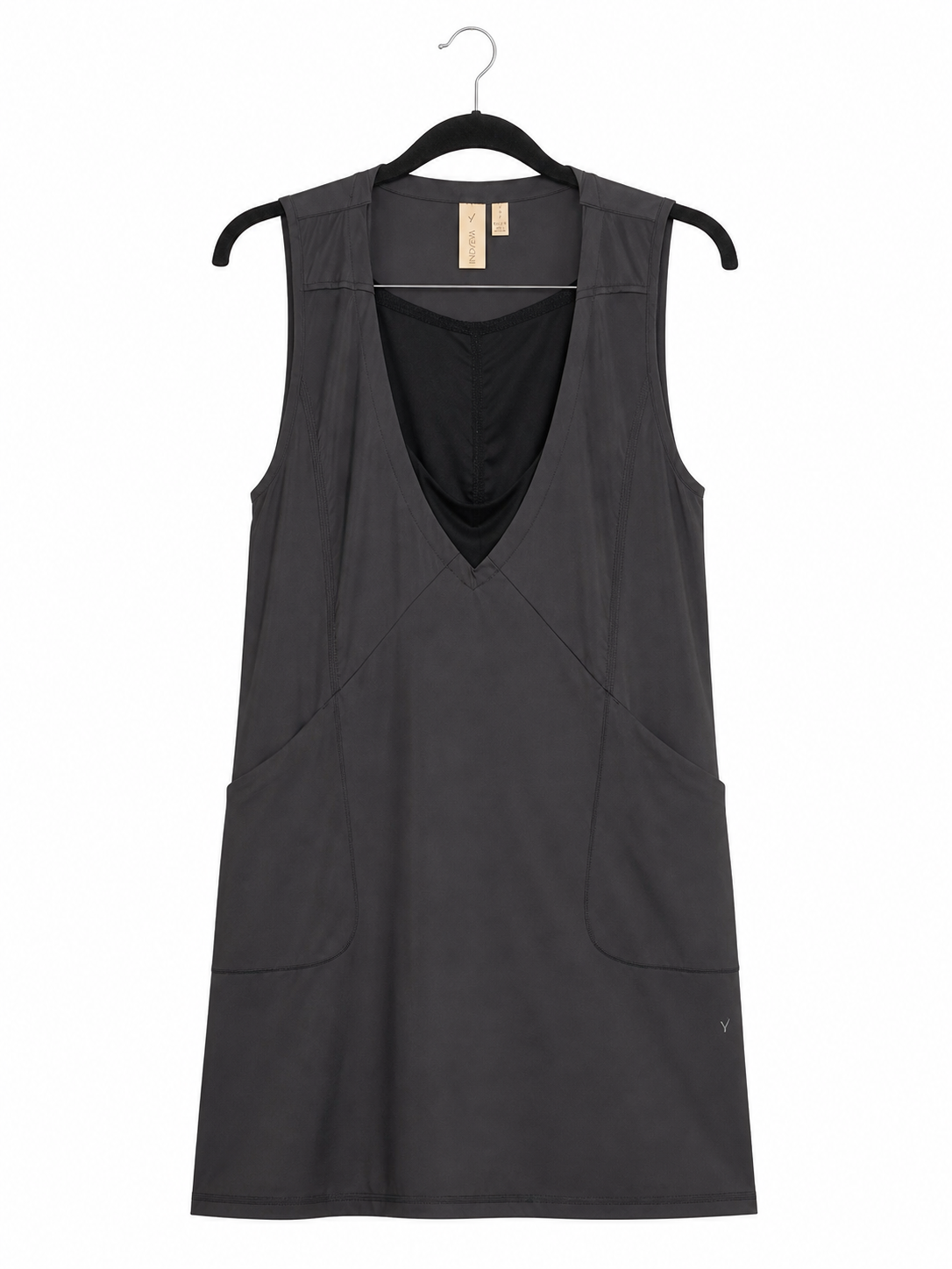 Robe noire Indyeva avec poche - image générée par IA