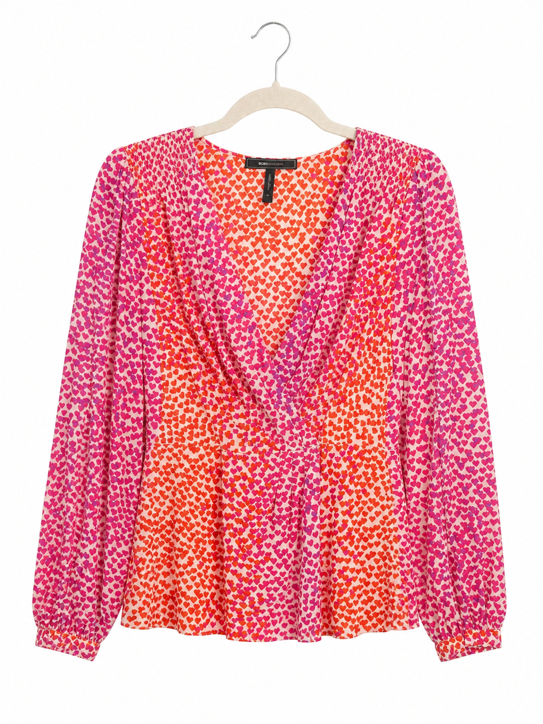 Blouse BCBGMAXAZRIA en soie rose à motifs - image générée par IA