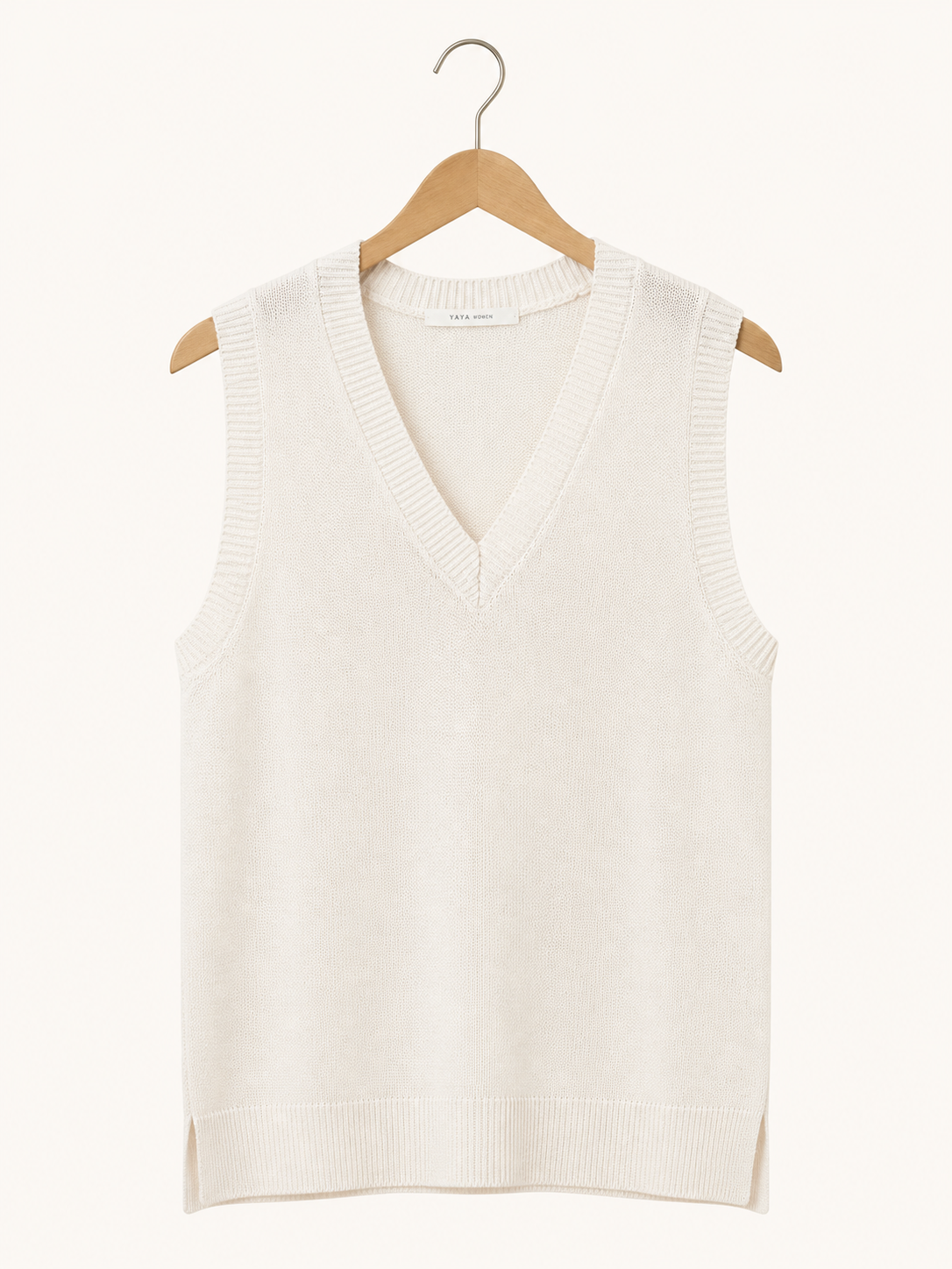 Pull sans manches YAYA blanc - image générée par IA