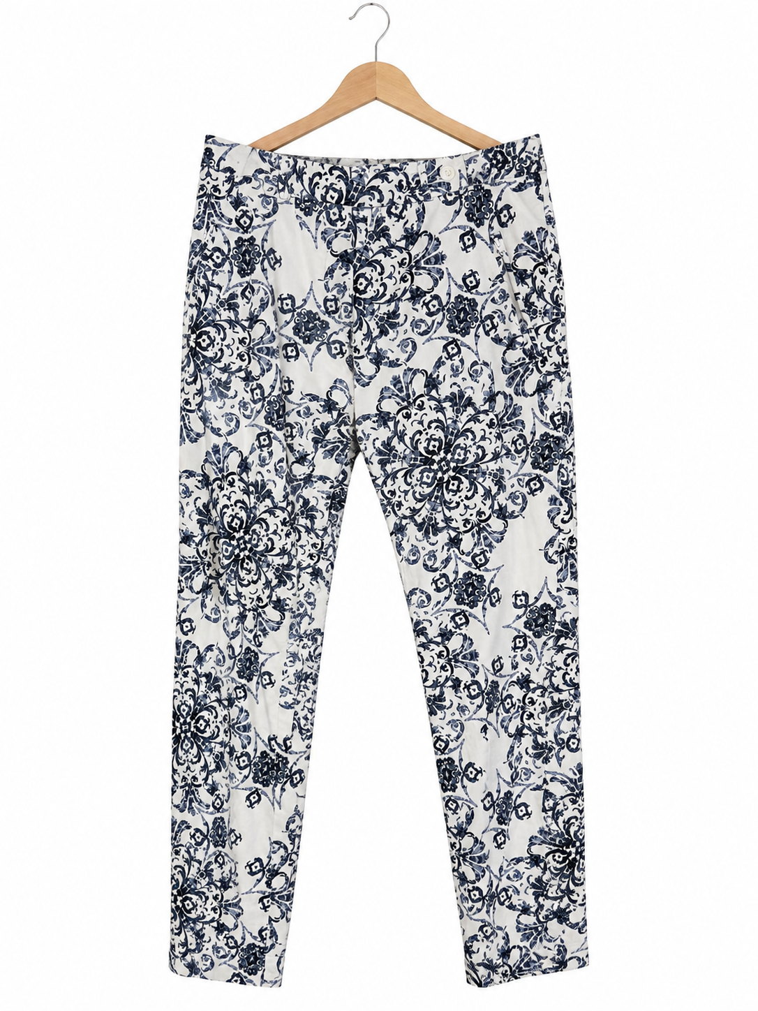 Pantalon blanc à motifs Tilley - image générée par IA
